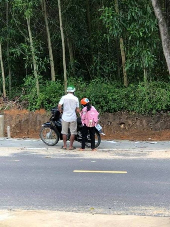 Thương 2 cha con vét sạch túi được 1 triệu, vượt 20km đường núi để mua điện thoại học online