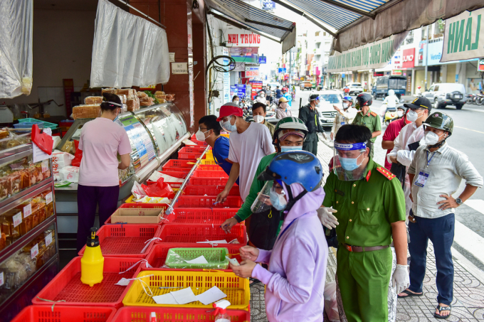 Người dân TP.HCM xếp hàng dài mua bánh trung thu đắt nhất Sài Gòn