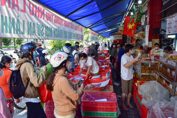 Người dân TP.HCM xếp hàng dài mua bánh trung thu đắt nhất Sài Gòn