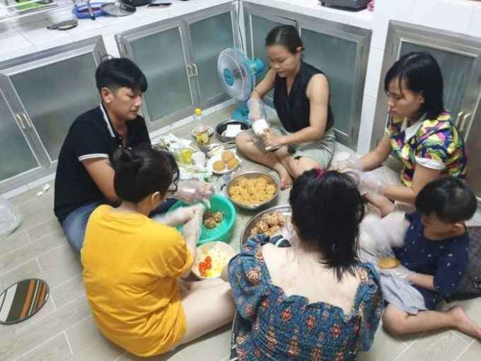 Người dân TP.HCM xếp hàng dài mua bánh trung thu đắt nhất Sài Gòn