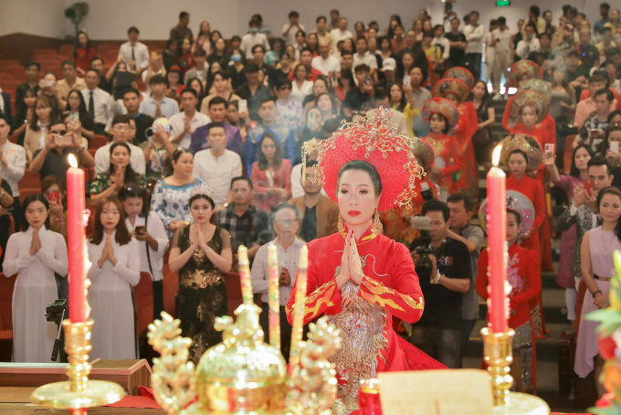 Ngày Giỗ tổ Sân khấu mùa dịch: Dàn sao hải ngoại tụ họp, Lý Hải, Thu Trang và đồng nghiệp cúng tại nhà