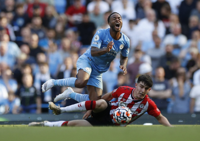 Man City hòa thất vọng tài Etihad