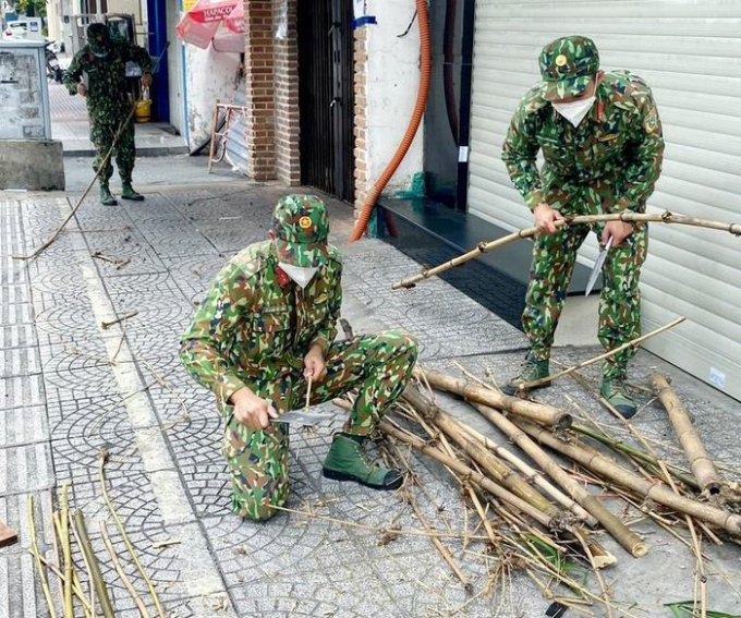 TP.HCM: Bộ đội trắng đêm làm lồng đèn Trung thu gửi tặng trẻ mồ côi vì Covid