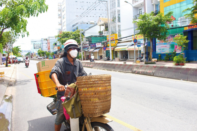 Cô gái hàng rong nghèo kiên quyết từ chối nhận tiền hỗ trợ khiến Lâm Ống Húc vô cùng bất ngờ