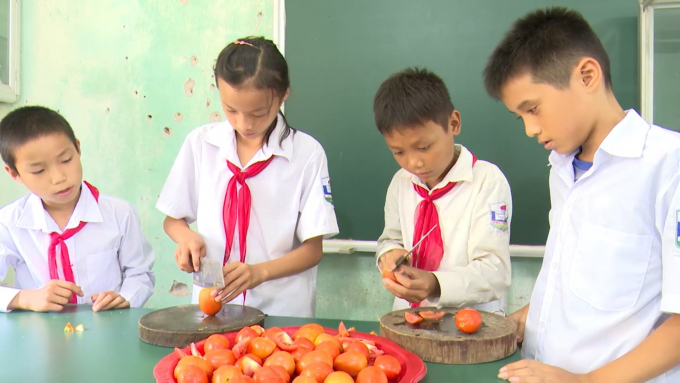 Thương quá hình ảnh các em nhỏ tự nấu cơm trong khu bán trú