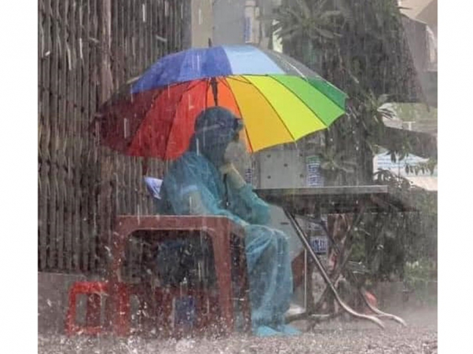 Bức ảnh chiến binh áo xanh lặng người dưới trời mưa gây xúc động