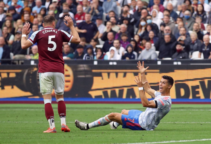 Solskjaer đổ lỗi cho Klopp sau khi MU không được hưởng penalty