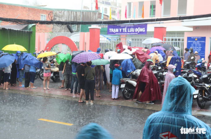 Nhiều người dân TP.HCM nhận thông báo tiêm mũi 2, đội mưa đến nơi rồi về vì... thiếu giấy mời