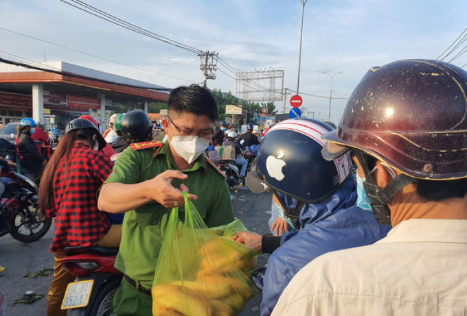 Công an trắng đêm vì vỡ chốt, người dân tự ý về quê vì kiệt sức trong gần 4 tháng giãn cách