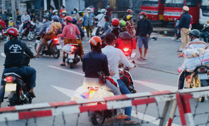 Công an trắng đêm vì vỡ chốt, người dân tự ý về quê vì kiệt sức trong gần 4 tháng giãn cách