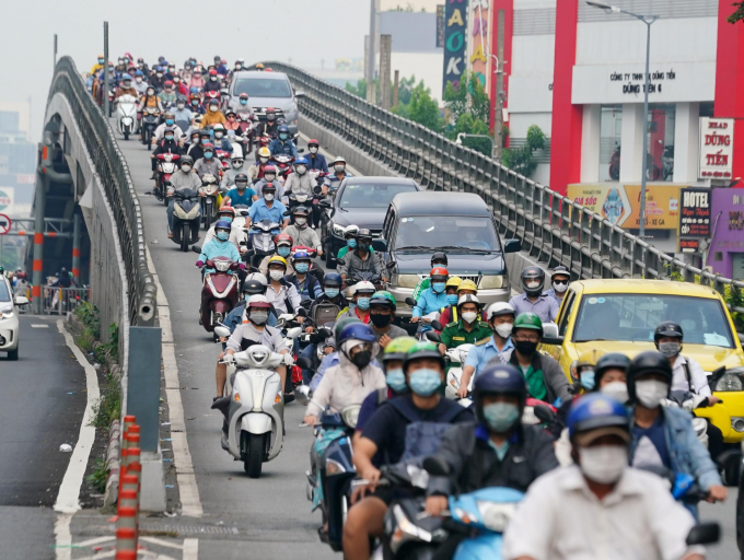 Đường phố TP.HCM bình thường mới: Ngày đầu tuần sau giãn cách xe cộ đông đúc