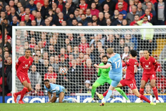 Liverpool và Man City rượt đuổi trong trận đấu có 4 bàn