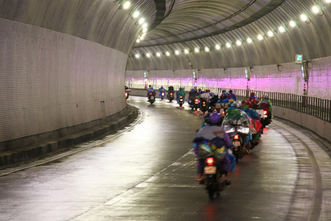 Đà Nẵng: Lần đầu tiên mở hầm Hải Vân để người dân chạy xe máy về quê