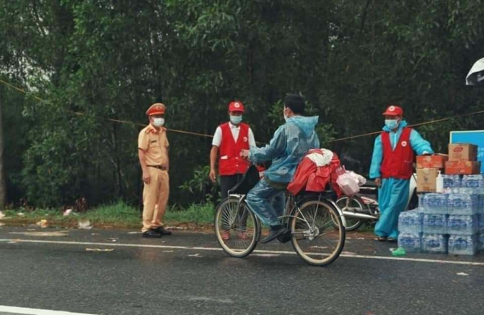 Góc ấm lòng: Thanh niên đạp xe từ TP.HCM về Hà Giang xúc động khi được CSGT tặng xe máy