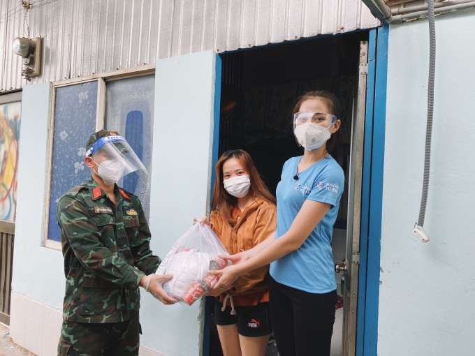 Hoa hậu Đỗ Thị Hà giản dị trong màu áo xanh, tận tay trao quà giúp đỡ bà con khó khăn mùa dịch