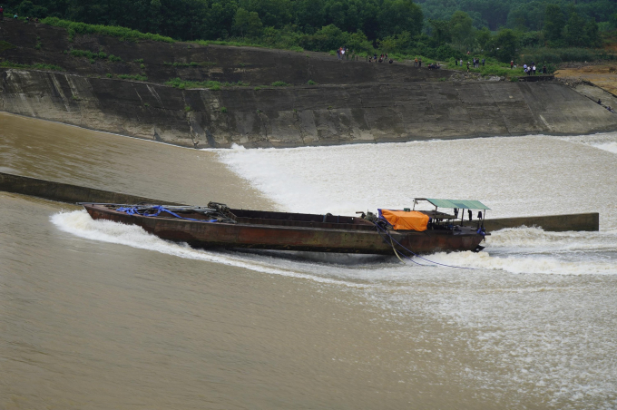 Cập nhật: Cứu thành công 7 người mắc kẹt trên ụ nổi giữa sông Thạch Hãn sau tai nạn trôi tàu