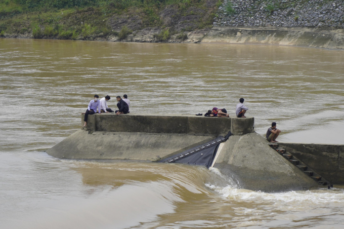 Cập nhật: Cứu thành công 7 người mắc kẹt trên ụ nổi giữa sông Thạch Hãn sau tai nạn trôi tàu