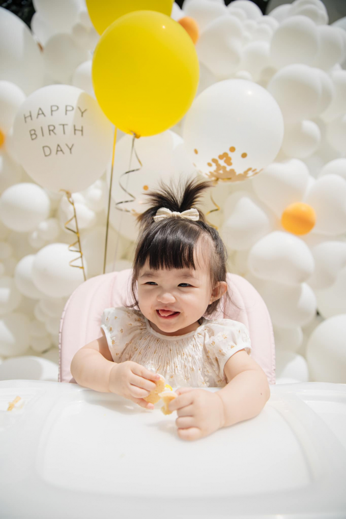 Winnie cười tít mắt trong sinh nhật 1 tuổi, bốc món đồ dự báo lớn lên làm ca sĩ giống mẹ Đông Nhi
