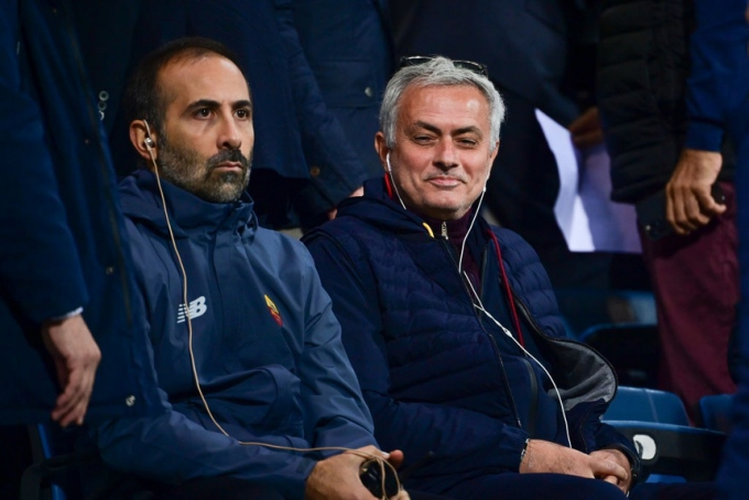 HLV Mourinho đeo tai nghe để chỉ đạo trong trận thắng của Roma