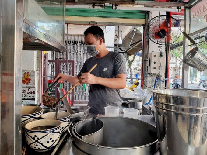 Ngày đầu tiên bán tại chỗ, dân Sài Gòn háo hức dậy sớm để ăn cơm tấm, phở nóng