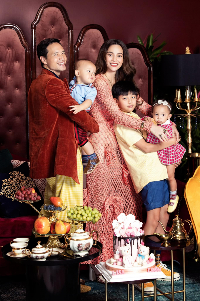 3 thế hệ gia đình Hà Hồ lên đồ sang chảnh, đầy quý tộc: Lisa cực xinh, Leon đủ biểu cảm hài hước
