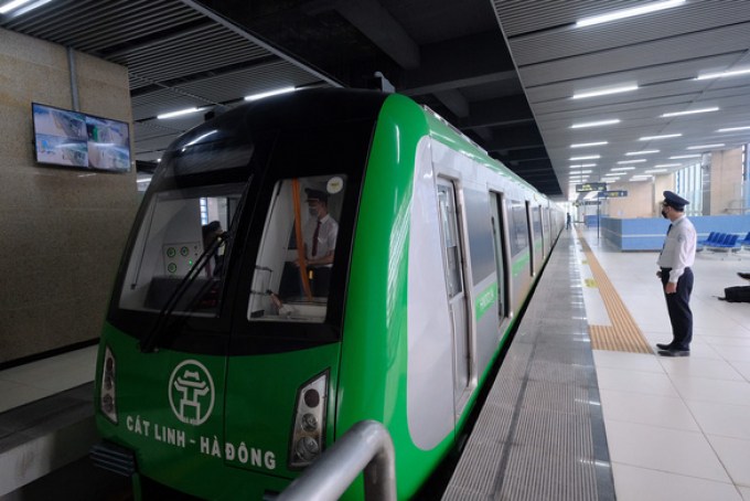 Đường sắt Cát Linh - Hà Đông chính thức vận hành sau 10 năm, người dân xếp hàng trải nghiệm miễn phí