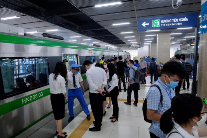 Đường sắt Cát Linh - Hà Đông chính thức vận hành sau 10 năm, người dân xếp hàng trải nghiệm miễn phí