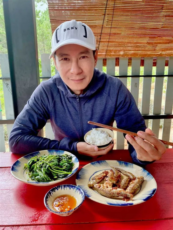 Sao nam Việt giàu sụ vẫn ăn uống đạm bạc: Hoài Linh mê cá khô, Quyền Linh ngồi lề đường ăn cơm hộp