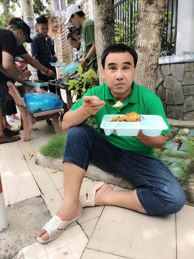 Sao nam Việt giàu sụ vẫn ăn uống đạm bạc: Hoài Linh mê cá khô, Quyền Linh ngồi lề đường ăn cơm hộp