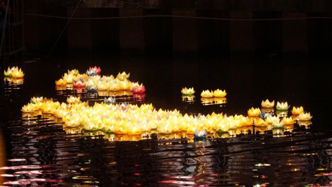 Kênh Nhiêu Lộc trầm buồn, triệu người Sài Gòn gửi hoa đăng tưởng nhớ đồng bào mất vì Covid-19