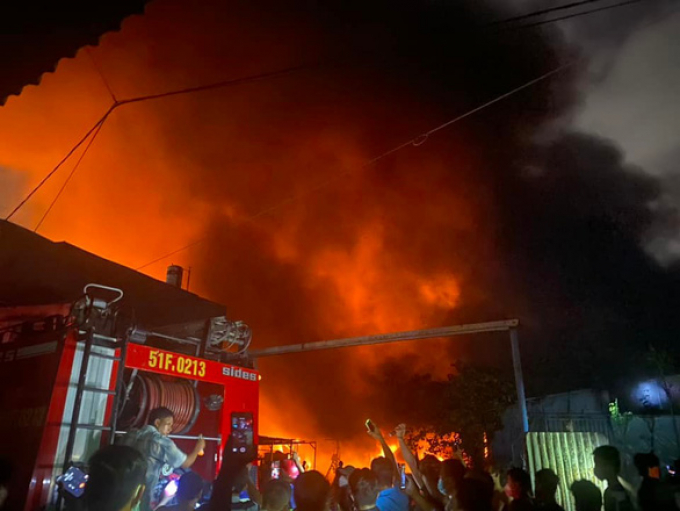 Nhà xưởng ở quận 12 cháy lớn, khói lửa cuồn cuộn sáng một góc trời đêm