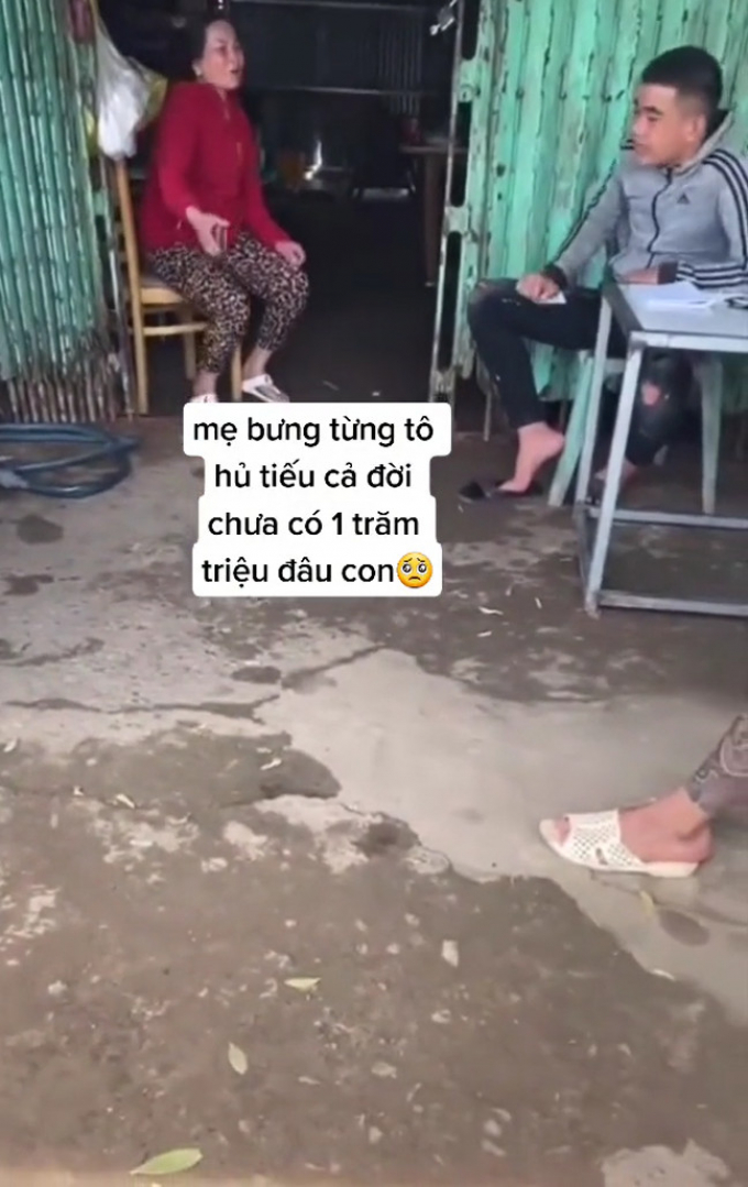 Mẹ già bưng hủ tiếu thuê bật khóc nức nở khi con trai cưng ở nhà báo hiếu khoản nợ 100 triệu đồng