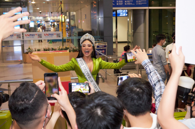 Á hậu Kim Duyên đội vương miện đầy kiêu hãnh, đóng phạt 99 triệu, lên đường dự thi Miss Universe