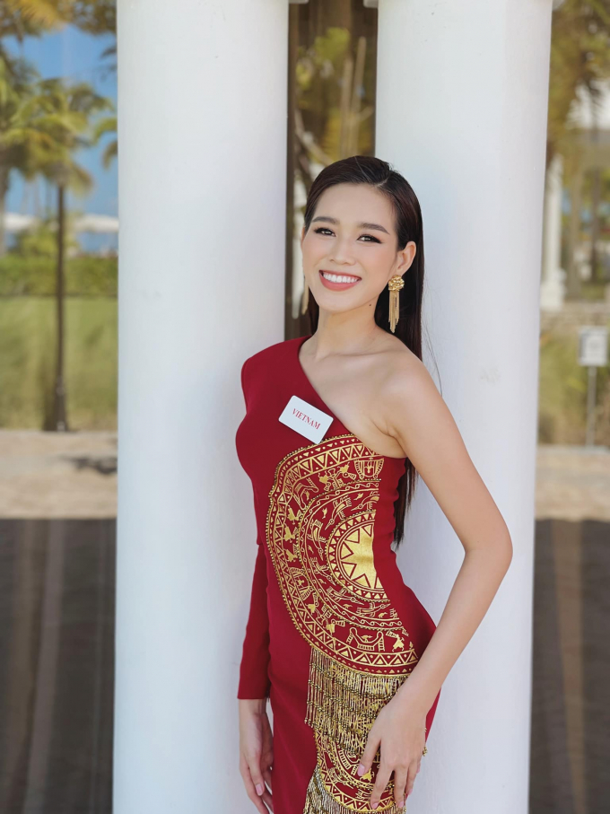 Đỗ Hà diện váy in họa tiết trống đồng, bắn tiếng Anh thi ứng xử khiến fans quốc tế hết lời khen ngợi