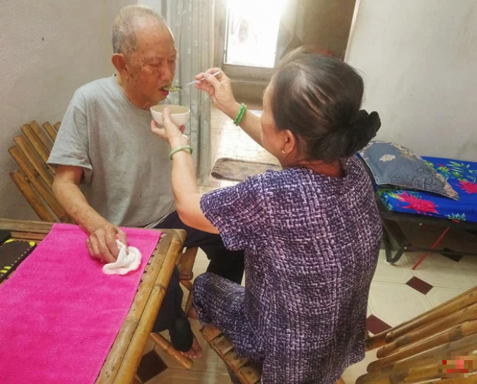 Trịnh Kim Chi đến nhà thăm Mạc Can, nam nghệ sĩ chưa thể tự đi lại, vợ nhập viện vì bệnh nặng