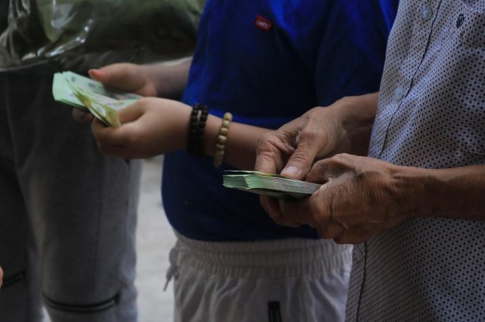Chủ nhà trọ Sài Gòn cầm cọc tiền 120 triệu phát cho người thuê để dành ăn Tết