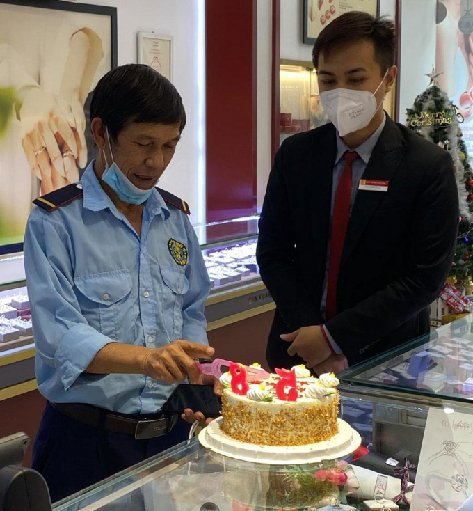 Chú bảo vệ 58 tuổi lần đầu tiên được đồng nghiệp tổ chức sinh nhật