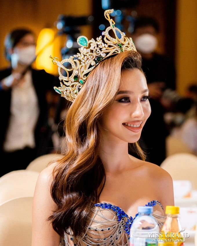 Thùy Tiên lộng lẫy như nữ hoàng, trao vương miện cho Tân Hoa hậu Hòa bình Chiang Mai - Thái Lan