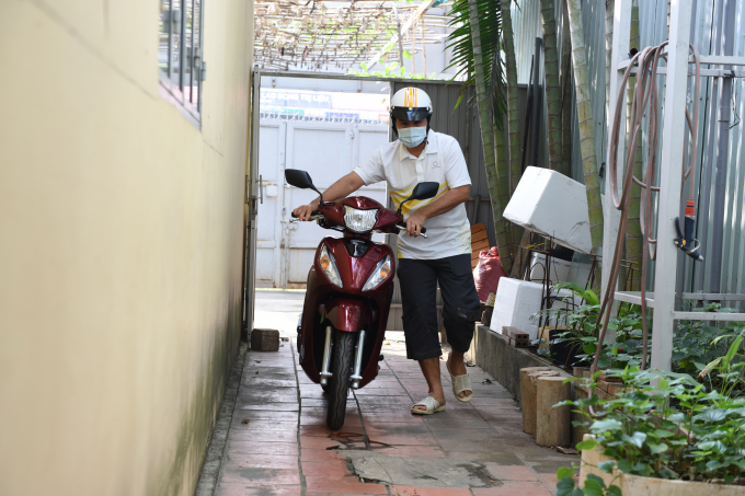 Xúc động với hình ảnh Quyền Linh đi dép lê, đến nhà tặng xe máy cho nữ hộ sinh tuyến đầu chống dịch