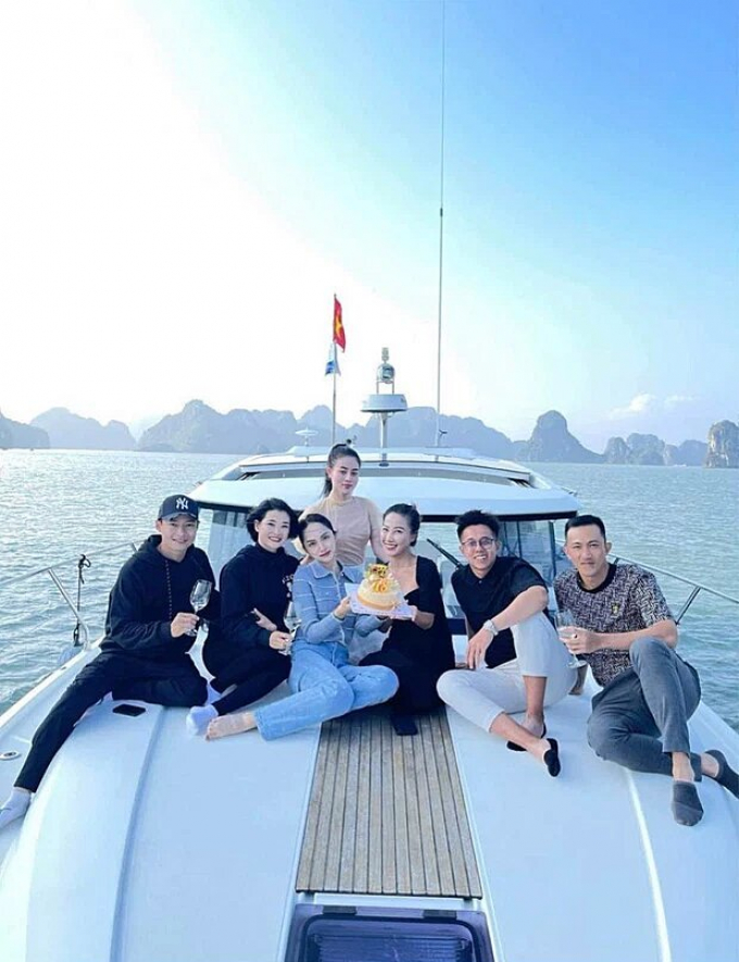 Hương Giang yêu kiều check in du thuyền, bạn trai Matt Liu và tình cũ Criss Lai thân thiết mới gây chú ý