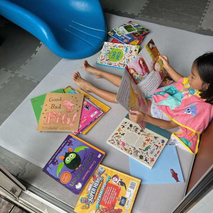 Nhóc tỳ nhà sao Việt chăm học: Lisa - Leon mê đọc sách, bé Bo nhà Hòa Minzy cực giỏi tiếng Anh