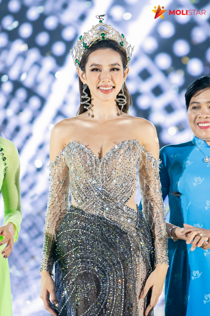 Diện chiếc váy Lốc xoáy ngân hà, Thùy Tiên tái hiện màn hô tên vang Việt Nam gây bão tại Miss Grand