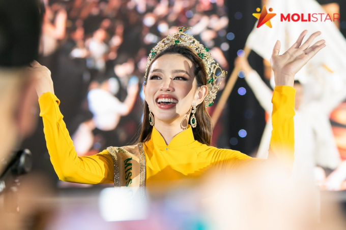 Thùy Tiên đội vương miện 12 tỷ, khóc nghẹn vì được hơn 3000 fans chào đón đúng đẳng cấp Hoa hậu Quốc tế