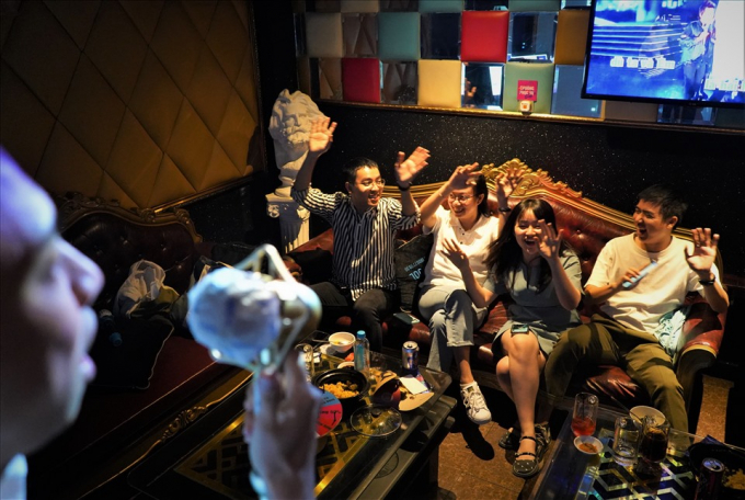 Quán karaoke cháy phòng, vũ trường và quán bar đìu hiu đến thảm trong ngày đầu mở lại