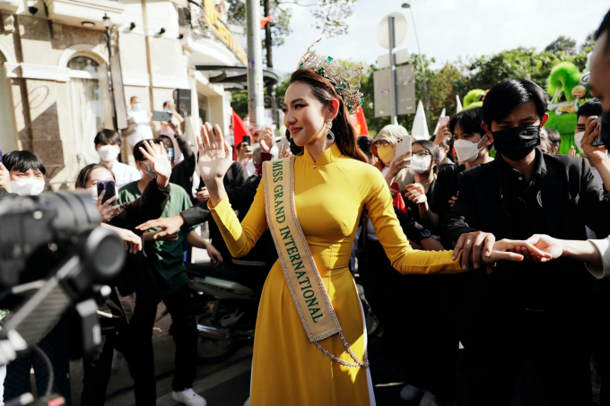 Hoa hậu Thùy Tiên rưng rưng nước mắt khi được fans đội nắng chào đón sau 1 tháng đăng quang