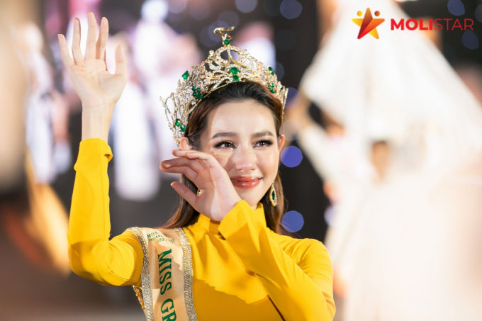 Thùy Tiên đội vương miện 12 tỷ, khóc nghẹn vì được hơn 3000 fans chào đón đúng đẳng cấp Hoa hậu Quốc tế