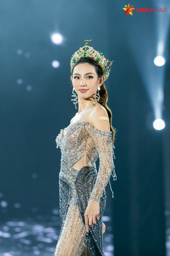 Diện chiếc váy Lốc xoáy ngân hà, Thùy Tiên tái hiện màn hô tên vang Việt Nam gây bão tại Miss Grand