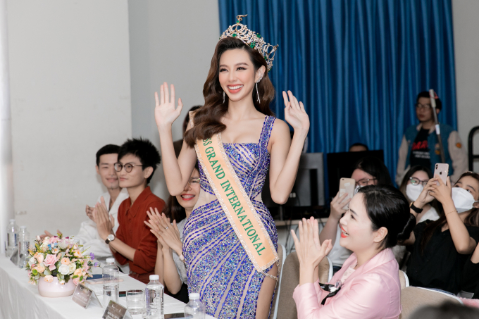 Hoa hậu Thùy Tiên về thăm trường Đại học, nhận học bổng 350 triệu đồng từ hiệu trưởng
