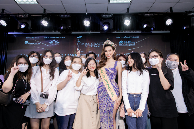 Hoa hậu Thùy Tiên về thăm trường Đại học, nhận học bổng 350 triệu đồng từ hiệu trưởng