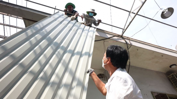 MC Quyền Linh mang dép tổ ong giản dị, “xắn tay” lợp mái nhà cho nữ điều dưỡng dưới nắng gắt